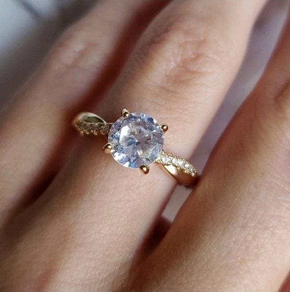 New Gorgeous 18K Yellow Gold Plated Ring - Picture 4 of 8